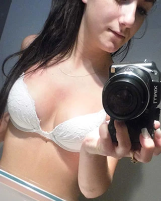 Caroline - Brune timide coquine | Tel rose jeune